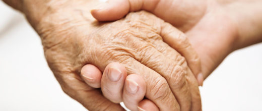 Haltende Hände, eine ältere und eine jüngere Person